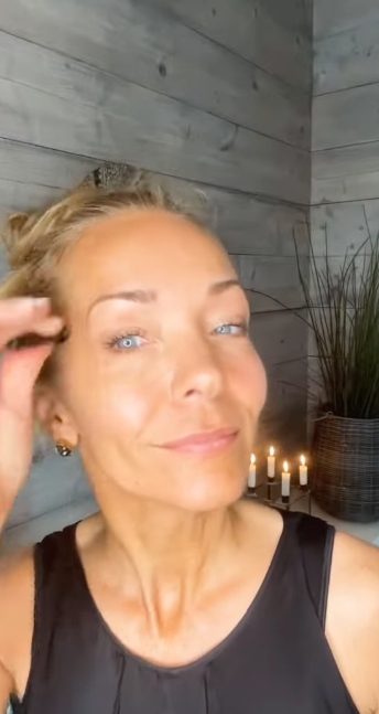Ladda video: Instant face lift in 13 seconds